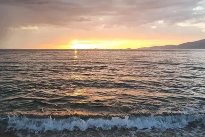 Image de Maison face à la mer dans environnement calme