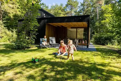 Image de Luxury wellness bungalow for 6 people with private sauna and whirlpool overlooking the forest.