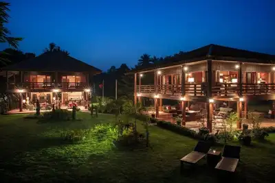 Image de Beautiful large garden teak property right on the river in Bantak village. \n