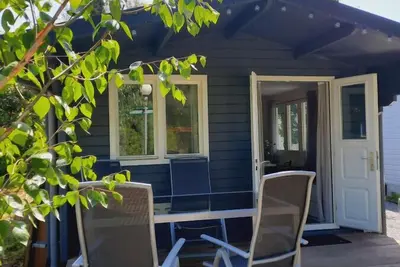 Image de Cozy furnished cabin on a peaceful park