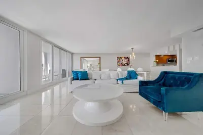 Image de 39th Floor Apt | Hot Tub | Gym | StayCozy