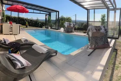 Image de logement avec piscine couverte chauffée et spa privatifs, vue panoramique