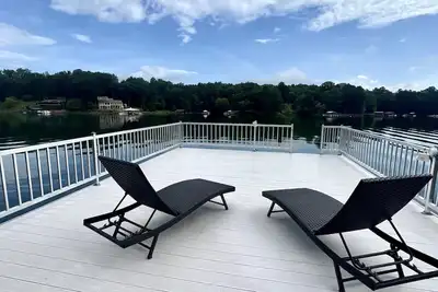 Image de Lakefront cabin with double decker dock. Private secluded lakefront lot.