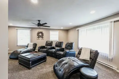 Image de New! Indoor Hot-Tub! Spacious & Updated Mqt Township Home!