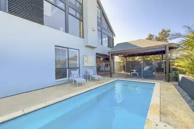 Image de Poolside Paradise 3 km to Scarborough Beach