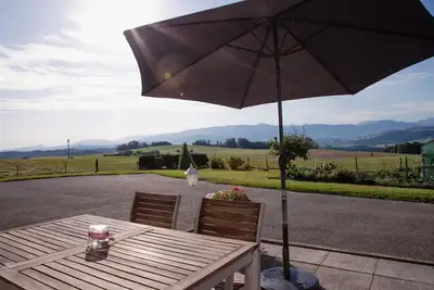 Image de La Belle Ferme Dans la Prairie Face aux Alpes Suisses