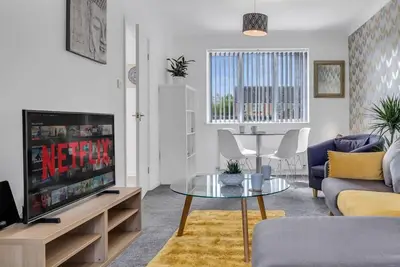 3br Home in West Bromwich| Garden & Free Parking