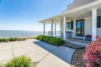 Image de Lakefront Beach House: Serene Getaway
