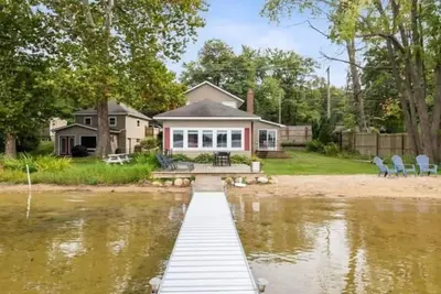 Image de Lakefront Home - Pontoon & Private Beach - Minutes to Breweries, Shopping & More