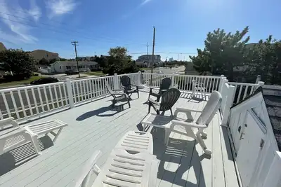 Image de A-Zone Rancher 1. 5 blocks to the Beach and Shark Park!