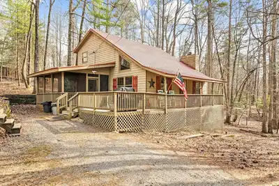 Image de Wilderness-themed retreat with community amenities, private hot tub, & fireplace