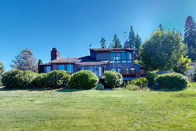 Image de Custom home 100 yds from Foster Lake with private hot tub, views, & firepit