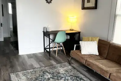 Image de Cozy, City Center 1. 2 miles Apt. Unit #1 Bottom Unit