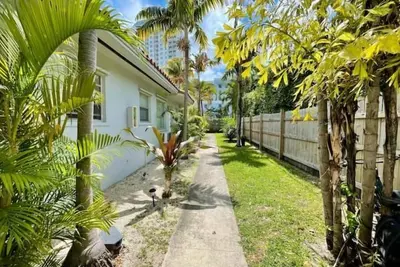 Image de Retro 1br Apt #2 Steps from the Water + Parking!