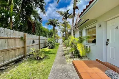 Image de Retro 1br Apt #1 Steps from the Water + Parking!