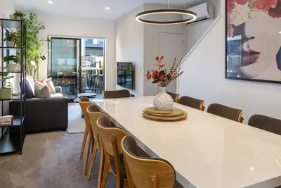 Image de Walk to Riverside Market: 4 bed 4 bath w/ Car Park