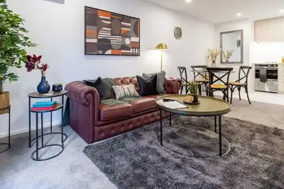 Image de Designer Detailing in the Cbd: 2 bed 2. 5 bath