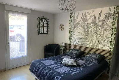 Chambre au Rdc, confort, indépendante, cours privée! Borne Recharge élect! !