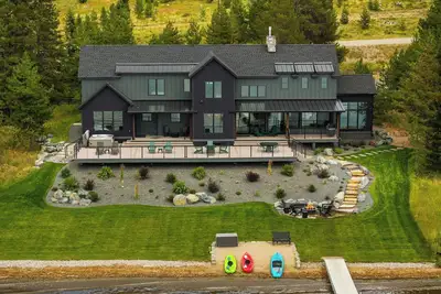 Image de Lakefront Luxury with Private Beach, Dock, & Hot Tub