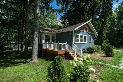 Image de Sauna, hot tub, pet friendly, & 1/2 mile to lake