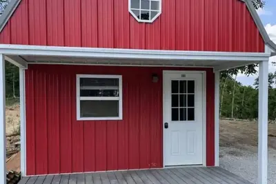 Image de Red cabin close to University of Central Missouri and Whiteman Af Base