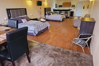 Image de Cozy studio near rest, malls, beaches, attractions, plenty of secure parking.
