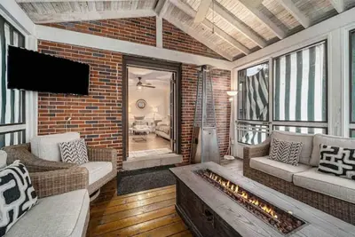 Image de Beautiful 1920s Historic Home with Screened Porch‼️