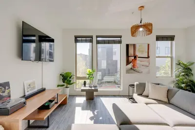 Image de Private Rooftop w/ Cold Plunge: Modern Townhome