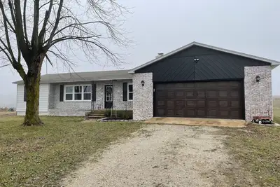 Image de This country charm farmhouse is newly remodeled and super cute