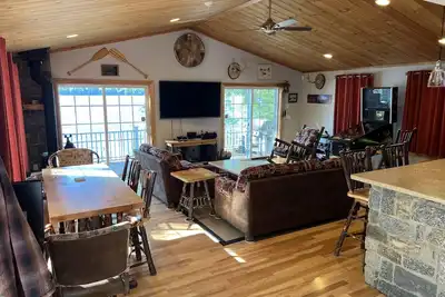 Image de Modern lake house with private beach, located 2. 5 hours north of Boston.