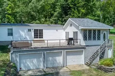 Image de Modern home overlooking private lake and mountains. Pet Friendly!