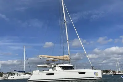 Image de Luxurious Foutaine Pajot Saba 50 Catamaran. Six cabin, six bathroom layout.