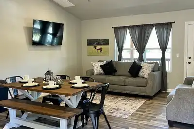 Image de Brand New Home! Relaxing Hillside Getaway with a Mountain View-