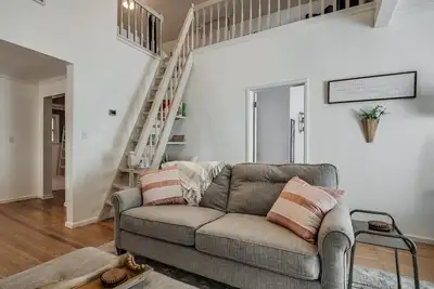 Image de Cozy 2br + Loft Near Ou - Big yard, cool home, great Norman vibes