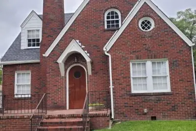 Image de Just across the street - from Nccu, with driveway for parking