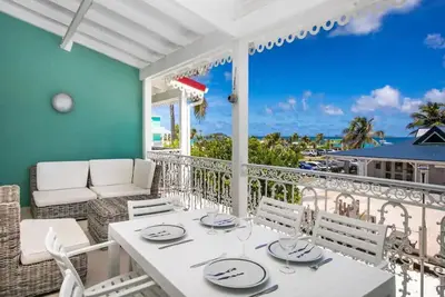 Duplex avec 2 chambres ( dont une en mezzanine ouverte ), et 2 salles de bain
