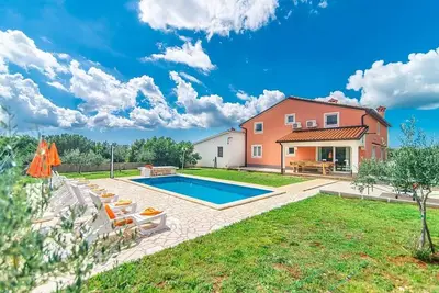 Image de Spacious 6 Bedroom Villa, Modern Interiors, A/C, Private Pool, Village Setting - 3km to Sveti Lovrec