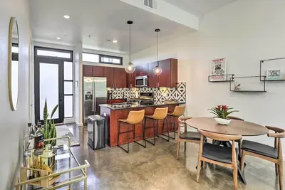 Image de Modern Condo in Trendy SoLa with Balcony