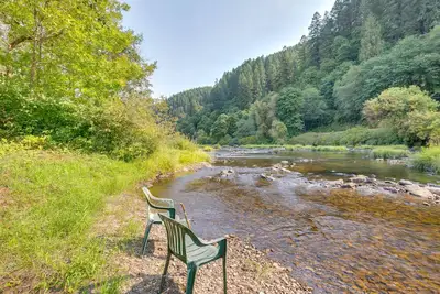 Image de Historic Mapleton Cottage w/ River Views & Hot Tub