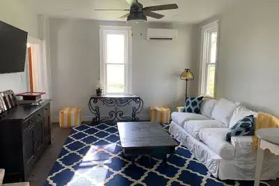 Image de Remodeled farmhouse 3 miles from Culver Academies