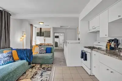 Image de Tranquil Blue Haven in Historic Germantown