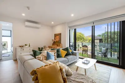 Image de Steps to City/ Chic 2-B2b Oasis with Parking