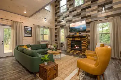 Image de Secluded Luxe Cabin | Hot Tub, Game Room, Theater