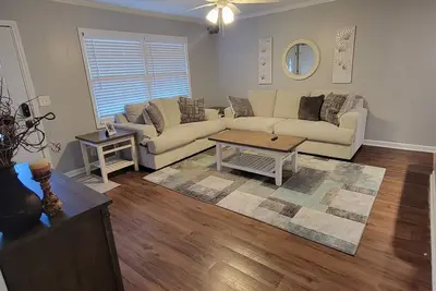 Image de 3 bedroom country cottage in murfreesboro close to interstate and shopping.