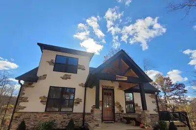 Image de A fairytale like Cottage tucked in the woods: hot tub/wi-fi/game room/firepit!