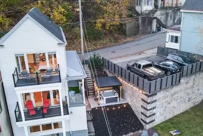 Image de Draft Ready - City Views, Hot Tub, Parking solved! 3 Decks, Fenced-In Yard, Fire Pit