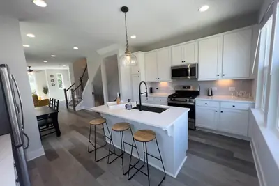 Image de Four Story Queen City Retreat, Four Story Queen City Retreat! New! Walk to Downtown