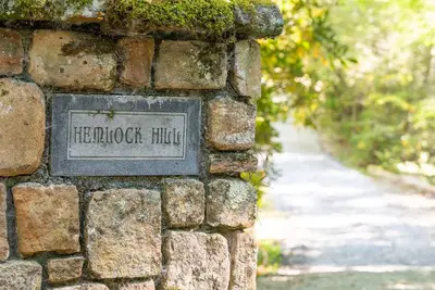 Image de Mountain bliss on 3. 25 acres, private, elegant, yet close to everything. \n