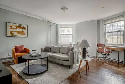Image de Dreamy Brookline 2br w/ Public W/D, nr Fenway & Groceries, by Blueground