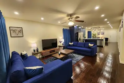 Image de Navy Nights & Downtown Lights